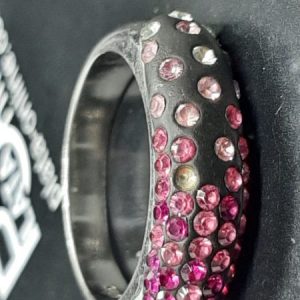 Anillo de plata con circonitas rosas. Diámetro 17mm.