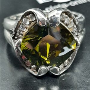 Anillo de plata con olivina peridoto12mm x 12mm y 20 circonitas. Diámetro 18mm.