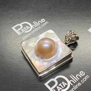 Colgante de plata. PERLA de 14mm incrustada en cuadrado de NACAR de 26mm