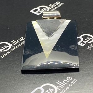 Colgante de plata. Triángulo sobre triángulo de NACAR en rectángulo de 36mm x 46mm