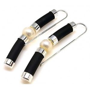 Pendientes de plata. Barra de cuero, perla, barra de cuero.