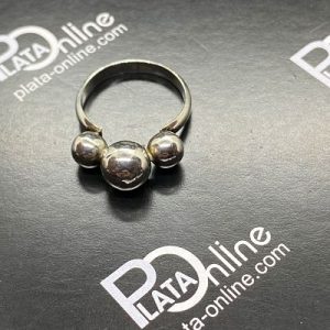 Anillo de plata 2 bolas de 6mm y 1 bola de 8mm. Diámetro 17mm.