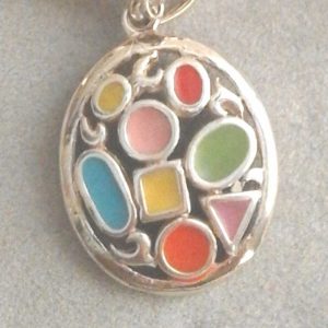 Colgante de Plata. 24mm x 29mm fantasía lacada colores y formas geométricas.