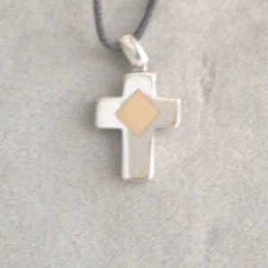 Colgante de Plata. Cruz ancha 15mm x20mm con rombo lacado crema.