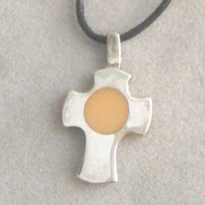 Colgante de Plata. Cruz ancha 17mm x21mm con círculo lacado crema.