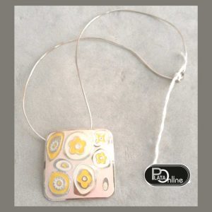 Colgante de Plata. Cuadrado de 40mm con fondo y flores lacadas.