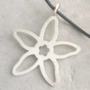 Colgante de Plata. Flor 42mm 5 pétalos.