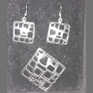 Conjunto de plata. Pendientes 19mm y colgante 30mm. Cuadrado calado.