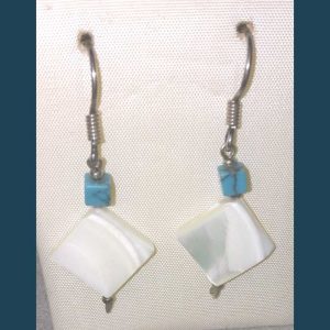 Pendientes de Plata. Cubo de Turquenita 3mm y rombo de NACAR de 15mm.