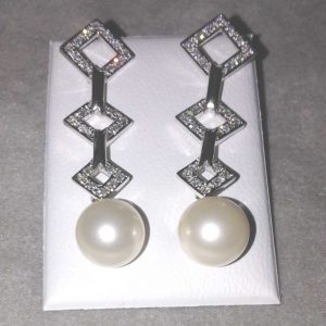 Pendientes de plata. 3 rombos con circonitas sobre perla plana de 12mm.