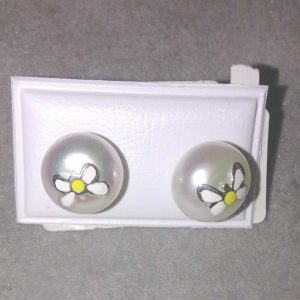 Pendientes de plata. Perla chata 9mm con mariposa lacado blanco y amarillo.