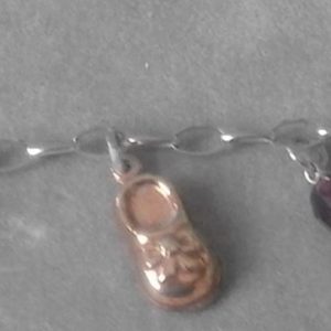 Pulsera de plata con 4 zapatitos y cristales morados - 17cm.